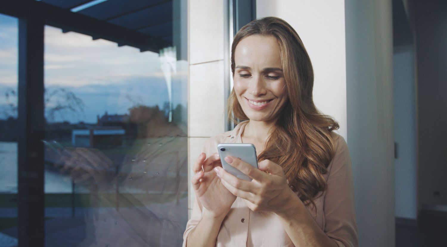 Membro di un coworking che apre l'ingresso dallo smartphone con il controllo accessi 1Control ACCESS