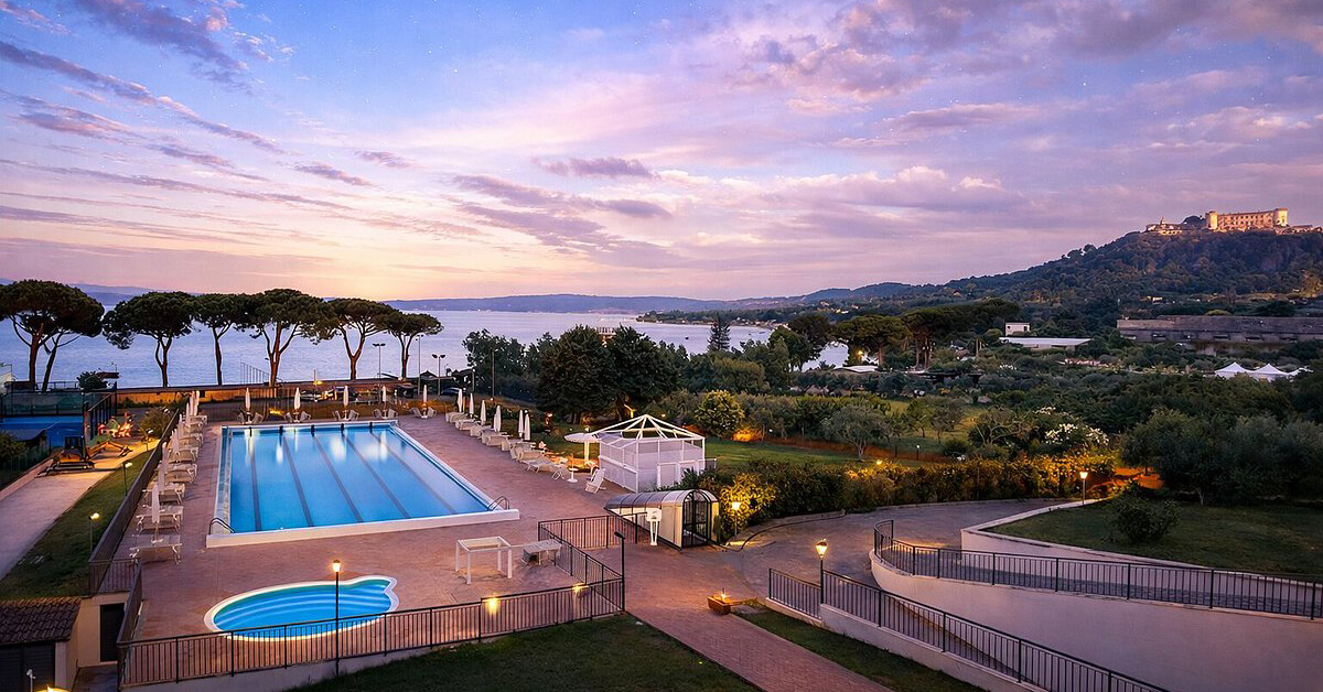 Contrôle d'accès piscine : un vacancier ouvre le portillon de la piscine du camping avec un code PIN à plage horaire sur le clavier 1Control PAD