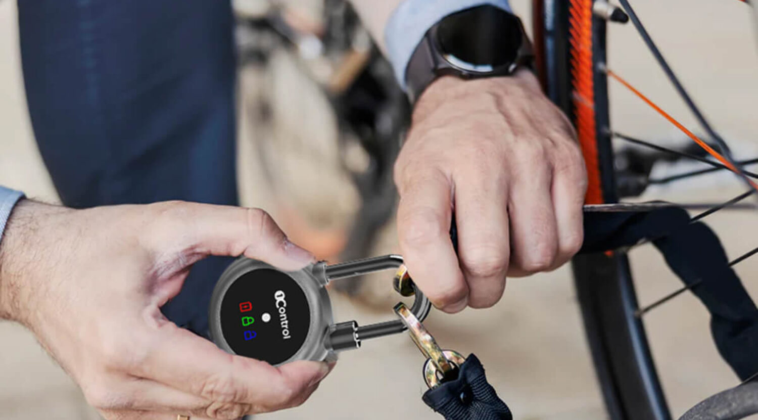 Smartes Vorhängeschloss 1Control LOCO an einem Fahrrad im Fahrradraum einer Pension