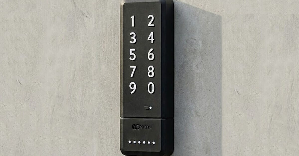 Vermieter verwaltet die Zugänge der Ferienwohnung aus der Ferne per 1Control App mit ablaufenden PIN-Codes