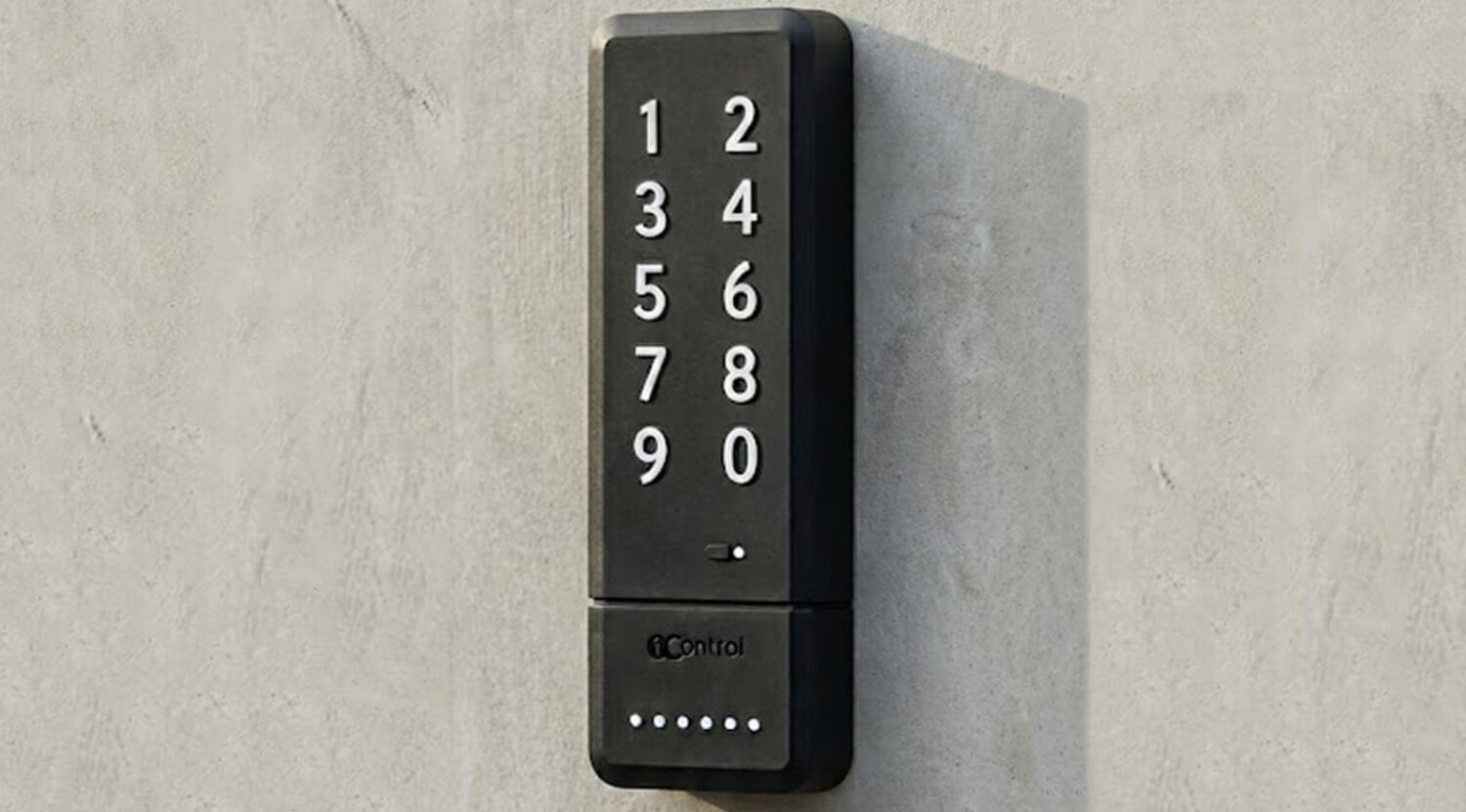 Kind öffnet die Haustür mit seinem persönlichen PIN-Code am smarten Tastenfeld statt mit dem Hausschlüssel