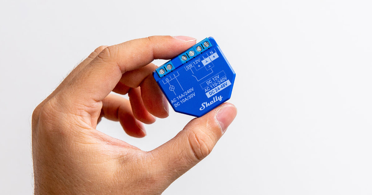Module relais Wi-Fi Shelly câblé sur la carte moteur d'un portail électrique et alternative sans câblage 1Control SOLO