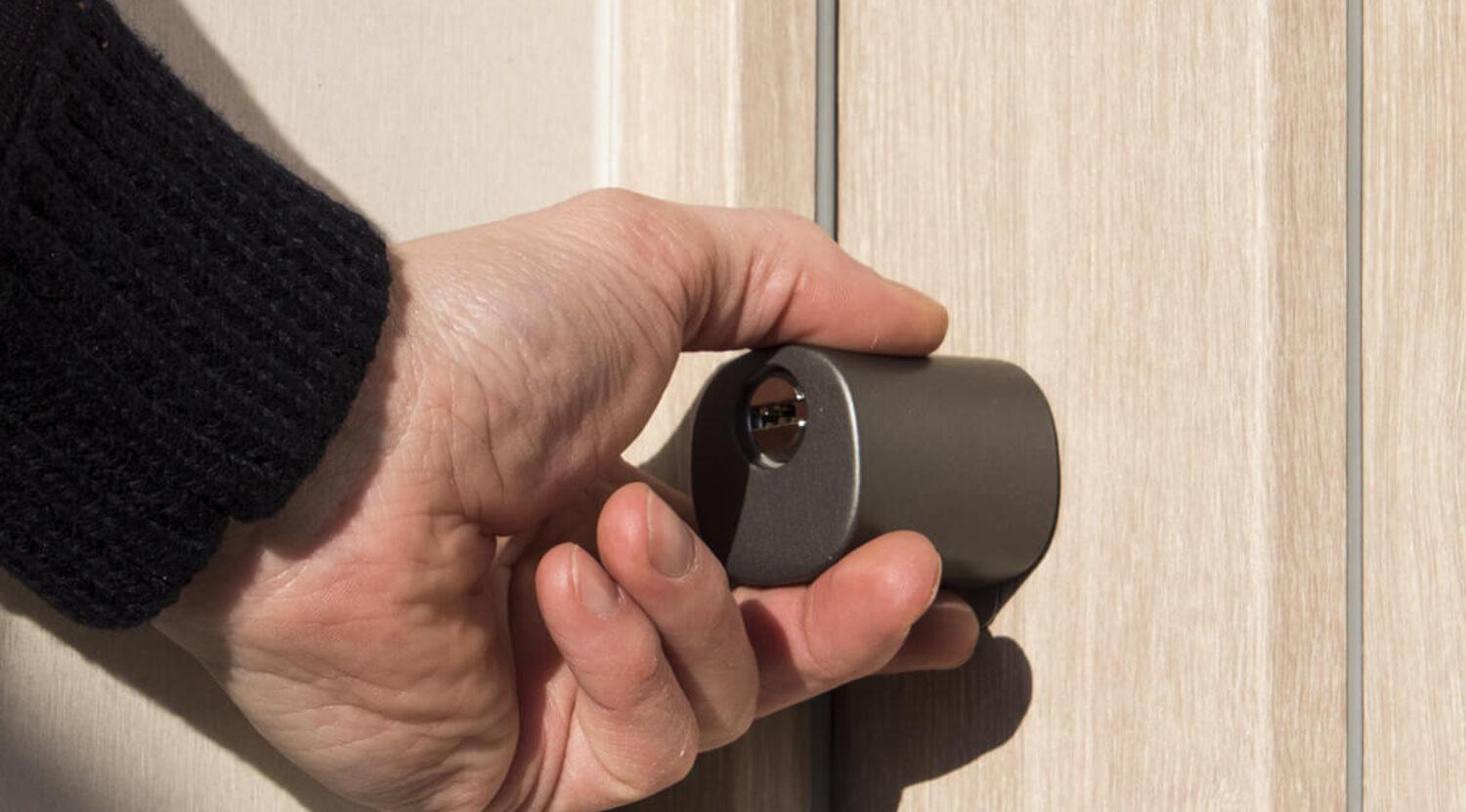 Schlüsselübergabe Airbnb: Tür öffnen mit dem smarten Türschloss 1Control DORY statt physischer Schlüssel
