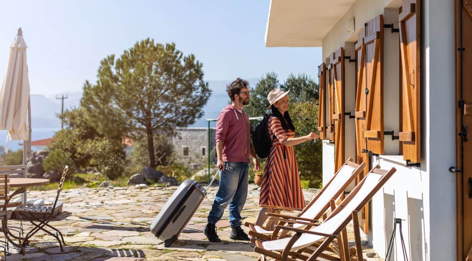 Self check-in B&B e Airbnb: ospite apre la porta con lo smartphone dopo il riconoscimento