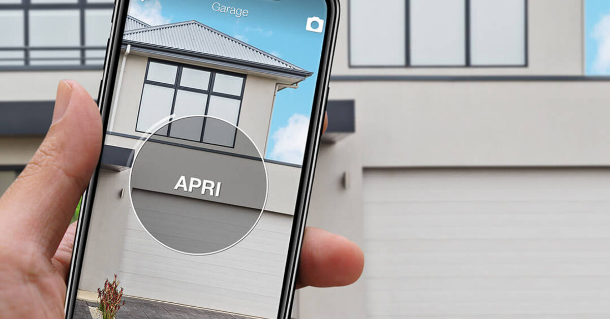 Telecomando del cancello condominiale accanto allo smartphone con app 1Control: duplicato e condivisioni per la famiglia